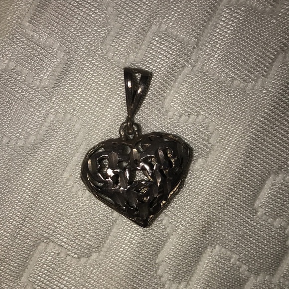 Beautiful vintage sterling silver heart charm - Picture 2 of 2